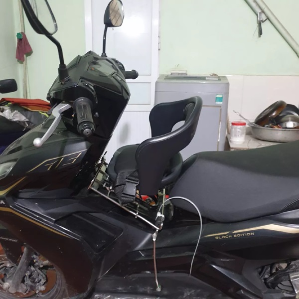 ghe-ngoi-truoc-xe-may-airblade-NVX-cho-be-7
