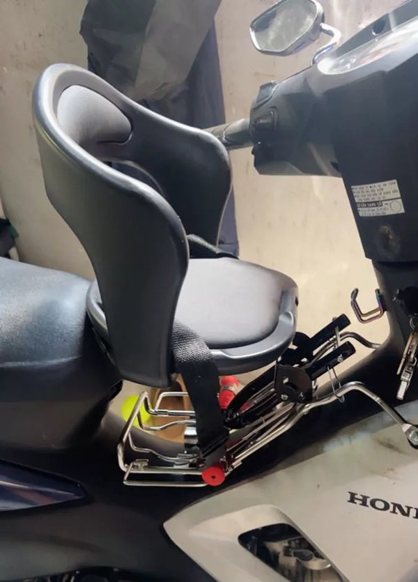 ghe-ngoi-truoc-xe-may-airblade-NVX-cho-be-9