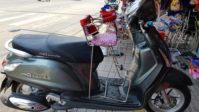 ghe-ngoi-xe-grande-cho-be-chan-inox-co-vong-bao-ve-h6