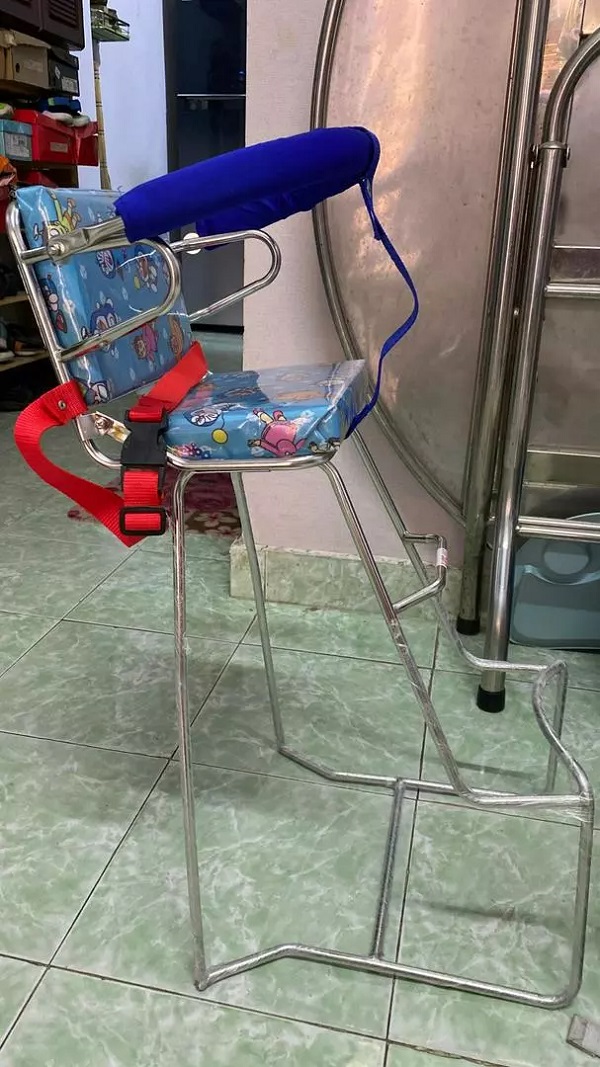 ghe-ngoi-xe-grande-cho-be-chan-inox-co-vong-bao-ve-h9