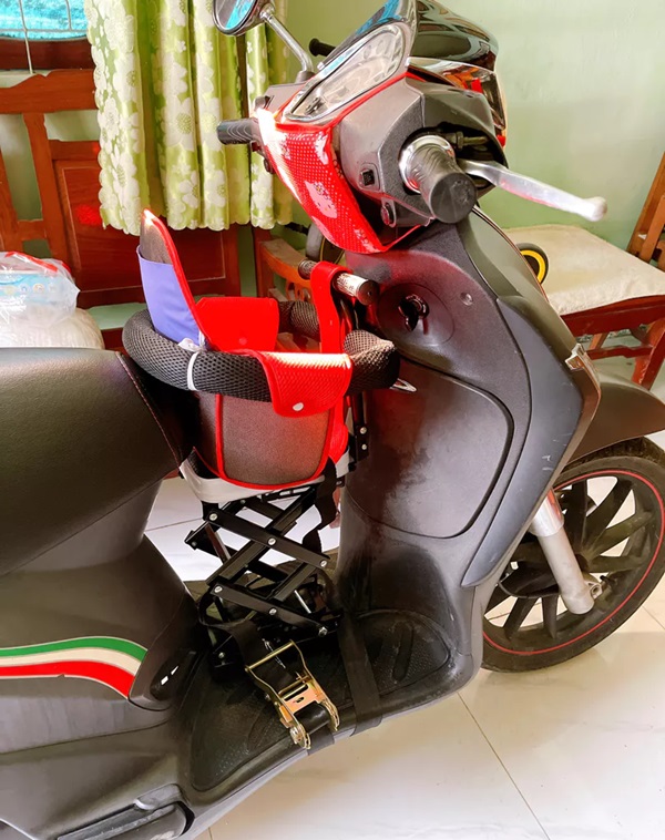 ghe-ngoi-xe-may-gap-gon-cho-be-vespa-LX-liberty-2