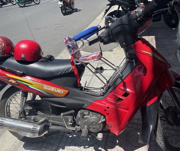 ghe-ngoi-xe-may-so-lap-truoc-co-vong-dai-cho-be-h11