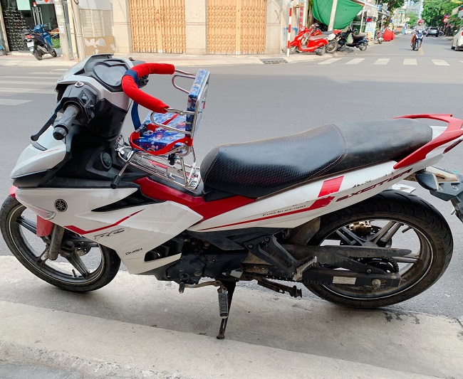 ghe-ngoi-xe-may-so-lap-truoc-co-vong-dai-cho-be-h5