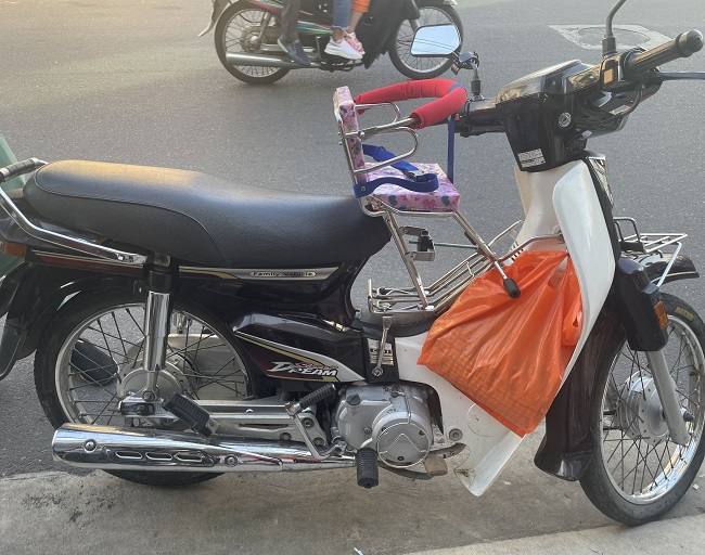 ghe-ngoi-xe-may-so-lap-truoc-co-vong-dai-cho-be-h6