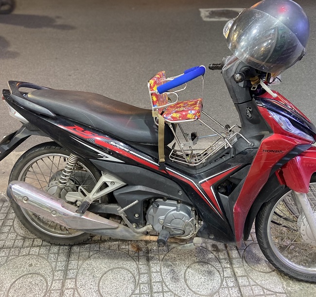 ghe-ngoi-xe-may-so-lap-truoc-co-vong-dai-cho-be-h7