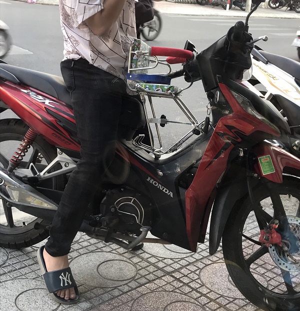 ghe-ngoi-xe-may-so-lap-truoc-co-vong-dai-cho-be-h9