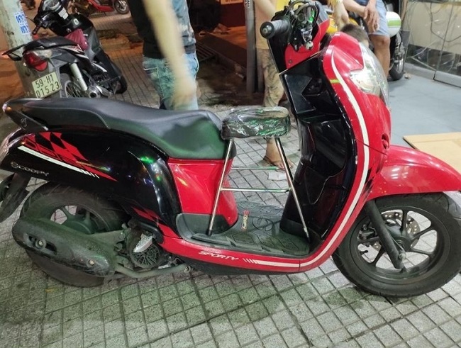 ghe-ngoi-xe-tay-ga-cho-be-xe-scoopy-khong-tua-h5