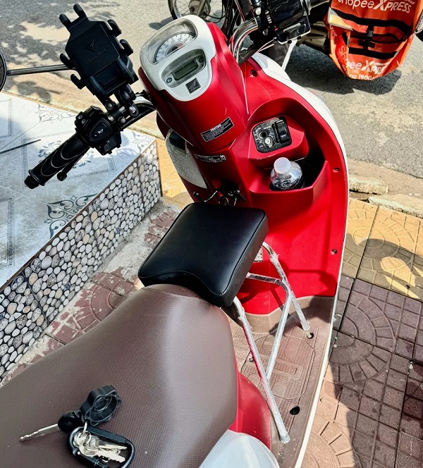 ghe-ngoi-xe-tay-ga-cho-be-xe-scoopy-khong-tua-h6