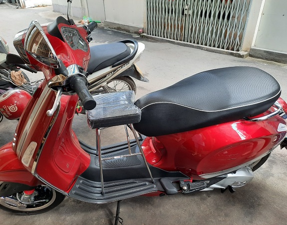 ghe-ngoi-xe-vespa-sprint-cho-be-h4