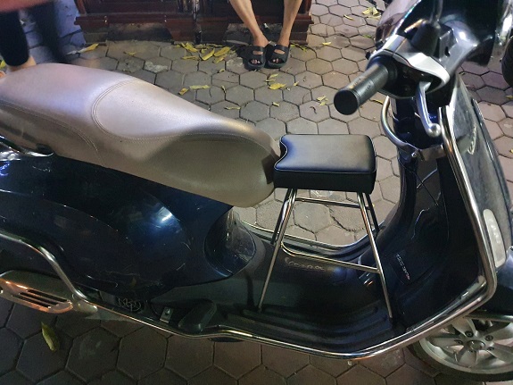 ghe-ngoi-xe-vespa-sprint-cho-be-h6