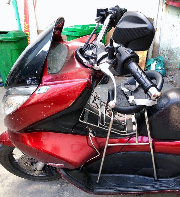 ghe-nhua-chan-inox-xe-may-pcx-cho-be-h5
