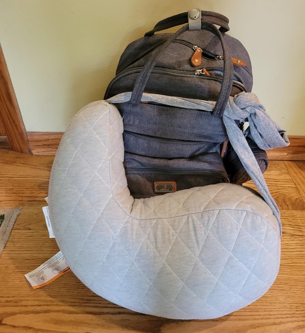 goi-cho-con-bu-Boppy-Anywhere-1