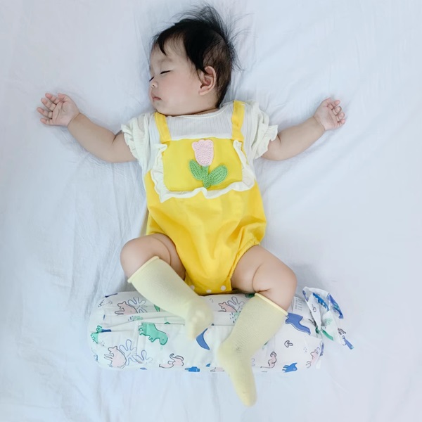 goi-om-chan-cho-be-so-sinh-Kidsneed-4