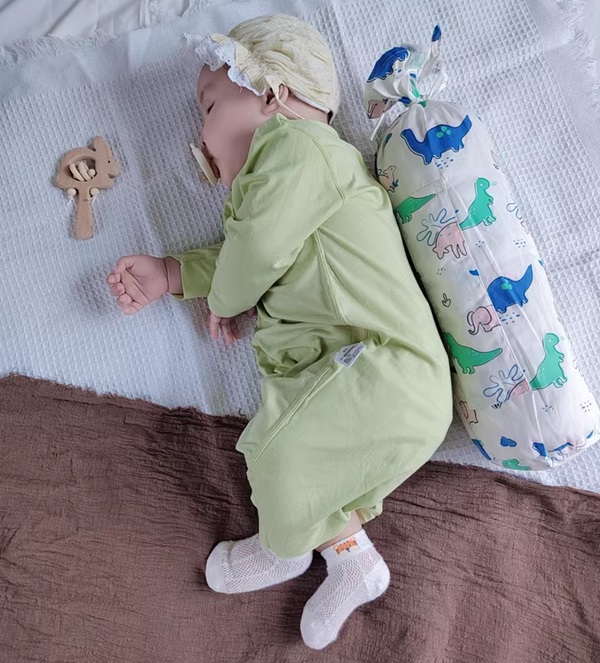 goi-om-chan-cho-be-so-sinh-Kidsneed-6