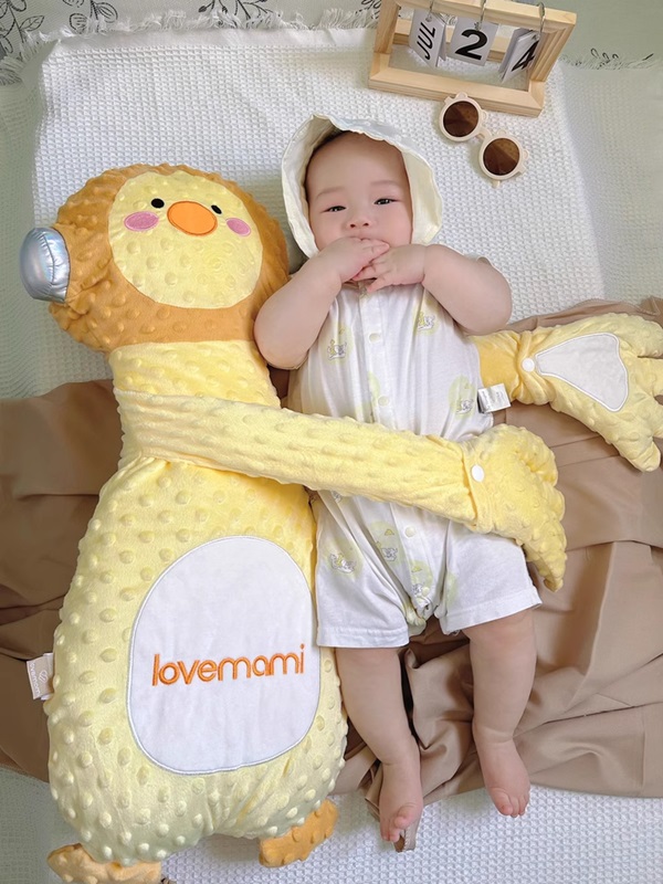 goi-om-ngu-chong-giat-minh-cho-tre-so-sinh-Lovemami-1