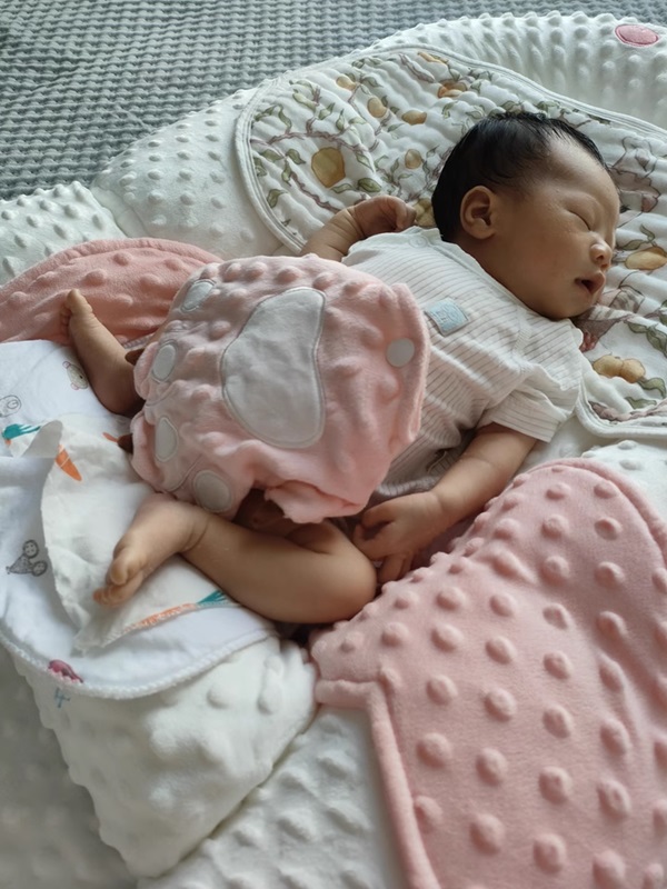 goi-om-ngu-chong-giat-minh-cho-tre-so-sinh-Lovemami-3