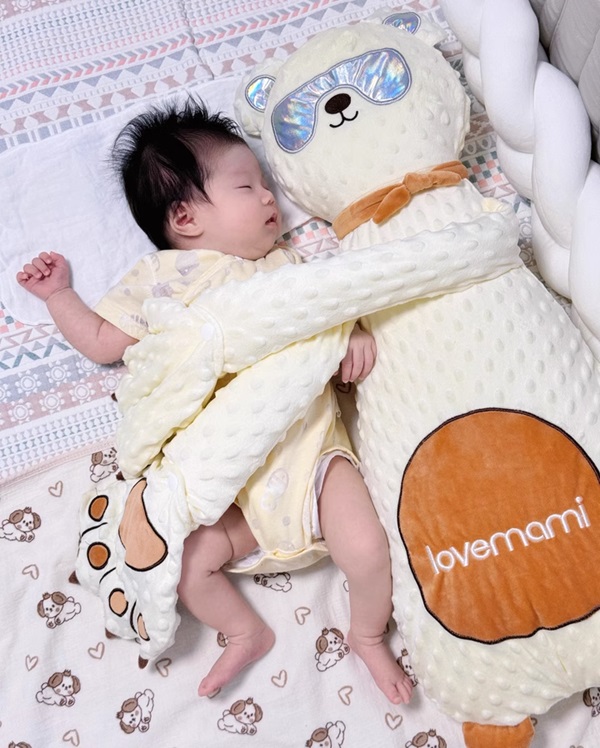 goi-om-ngu-chong-giat-minh-cho-tre-so-sinh-Lovemami-6.1