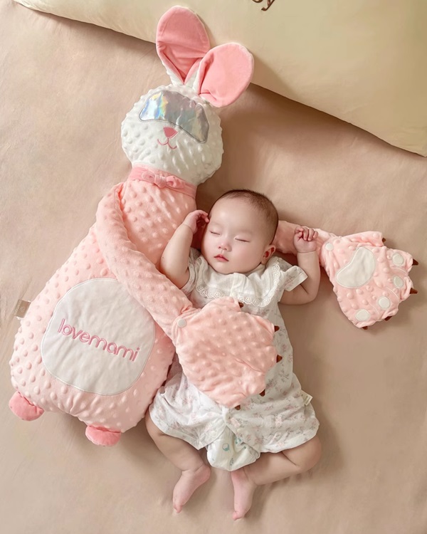 goi-om-ngu-chong-giat-minh-cho-tre-so-sinh-Lovemami