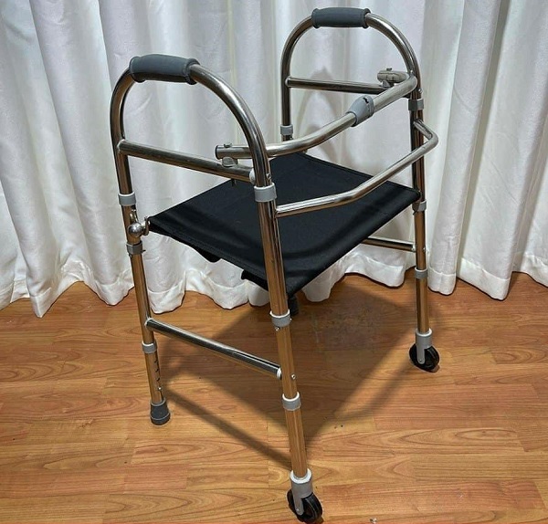 khung-tap-di-duc-cuong-inox-co-ghe-ngoi-h5
