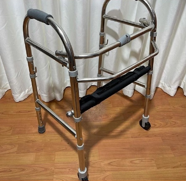 khung-tap-di-duc-cuong-inox-co-ghe-ngoi-h6