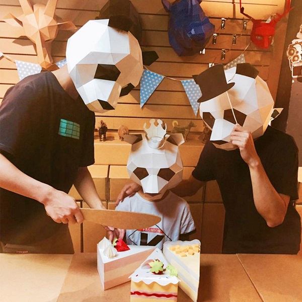 mat-na-hinh-thu-bang-bia-carton-con-gau-truc