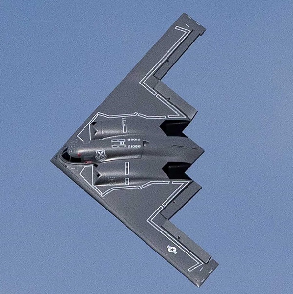 may-bay-dieu-khien-tu-xa-b2-spirit-h6