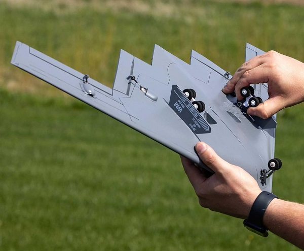 may-bay-dieu-khien-tu-xa-b2-spirit-h8