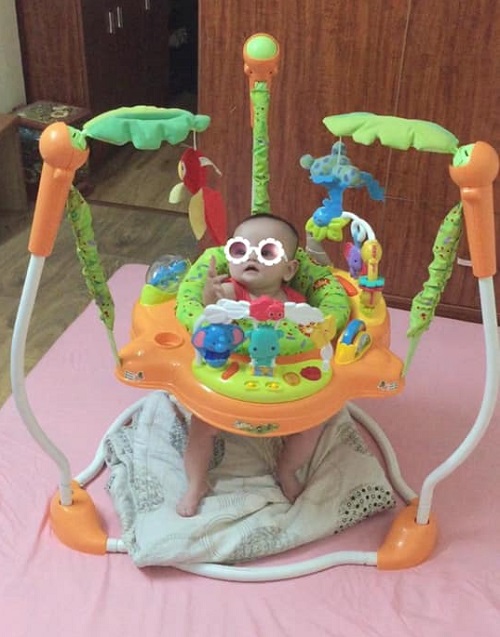 thanh-ly-quay-bong-cho-be-Toyhouse-ke-chu-a-Fisher-Price-ghe-nhun-Jumperoo