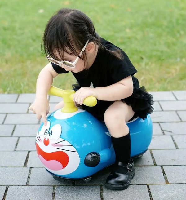 xe-choi-chan-dau-phong-doraemon-h5