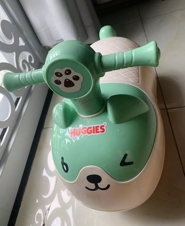 xe-choi-chan-hat-dau-huggies-h8