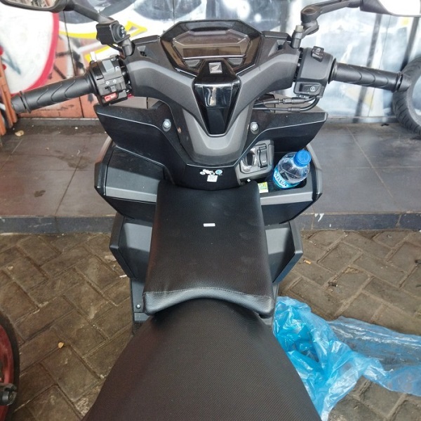 yen-ngoi-xe-may-honda-adv-cho-be-h6